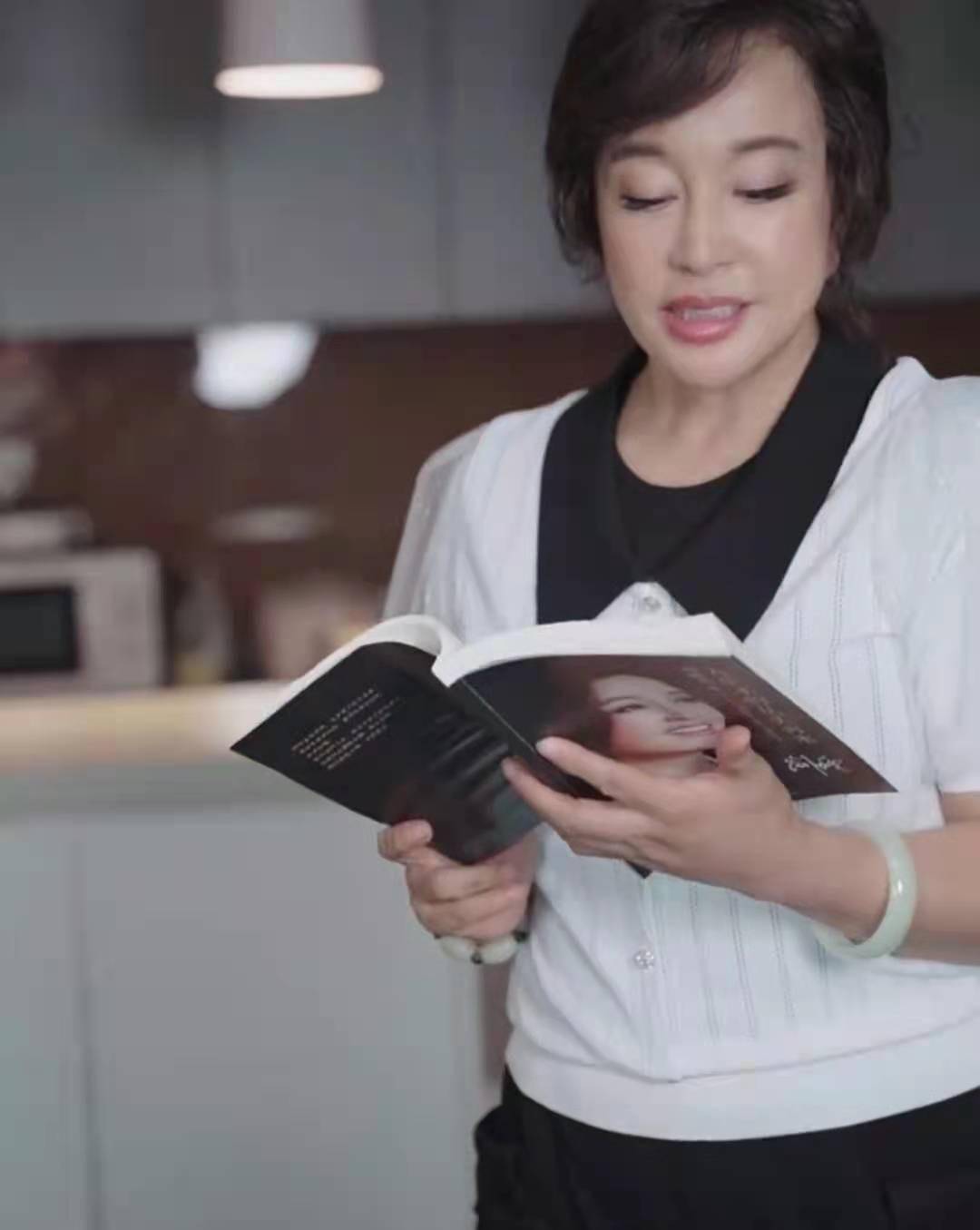 65岁刘晓庆近照,双下巴抢镜面部松弛,室内戴墨镜打台球扮酷_状态_生活