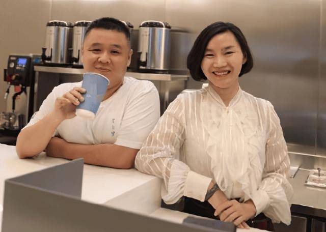 偶遇王俊凯爸妈旅游,穿情侣装喝同一杯奶茶,隔着人海对视超甜_工作