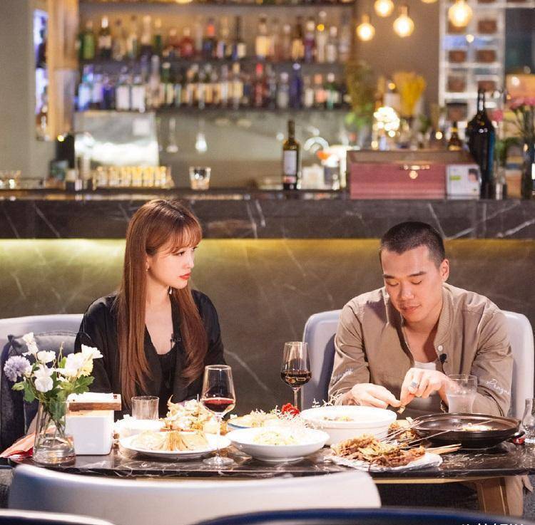 金莎拒绝耿斯汉找回盛况,看人的眼神反差太大,喜不喜欢一目了然_节目