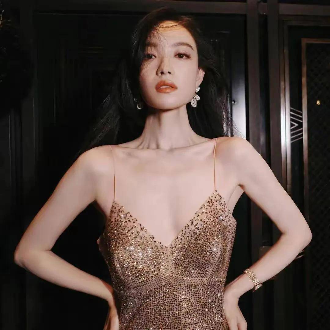 倪妮一袭闪钻吊带裙亮相第25届上海国际电影节,神仙身材惊艳全场_造型