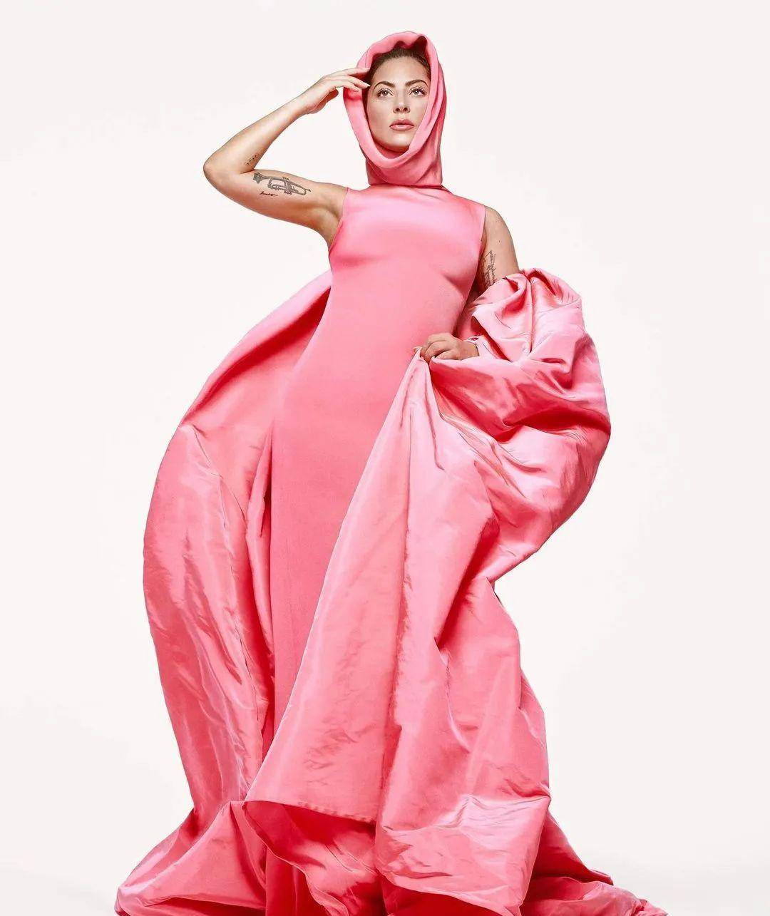 伊莲娜·沙伊克走时尚品牌confuciusquinn秋冬秀_ladygaga_造型_审美
