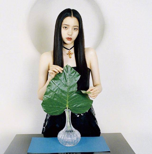 欧阳娜娜黑长直中分造型登封面,风格多样,"苍蝇腿"睫毛吸睛_显得_时尚