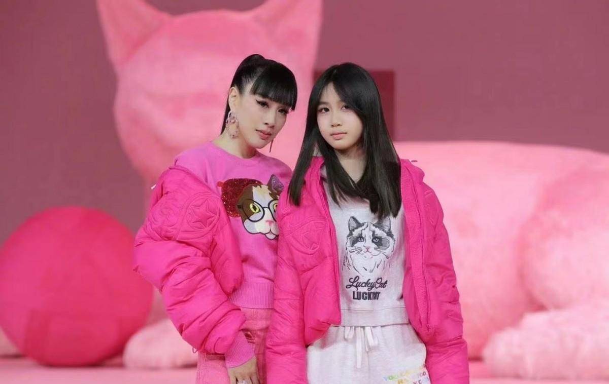 钟丽缇还是宠幼女,带幼女走秀似姐俩,考拉一脸懵懂没姐姐有气场_风格