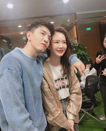 与戚薇之间的甜蜜的互动,"女大三抱金砖"金瀚也被称为是"金砖男友",在