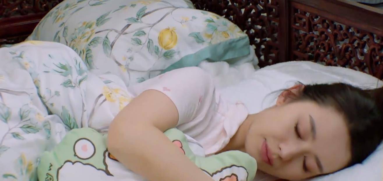 妻子们睡前一幕公开,看清吉娜抱枕,终于明白郎朗宠爱她的原因_胡可