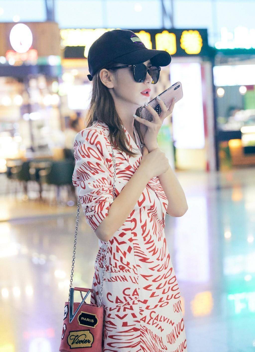 戚薇太会穿,字母西装裙配1万1的粉色水桶包,35岁美成20岁_黑色_墨镜