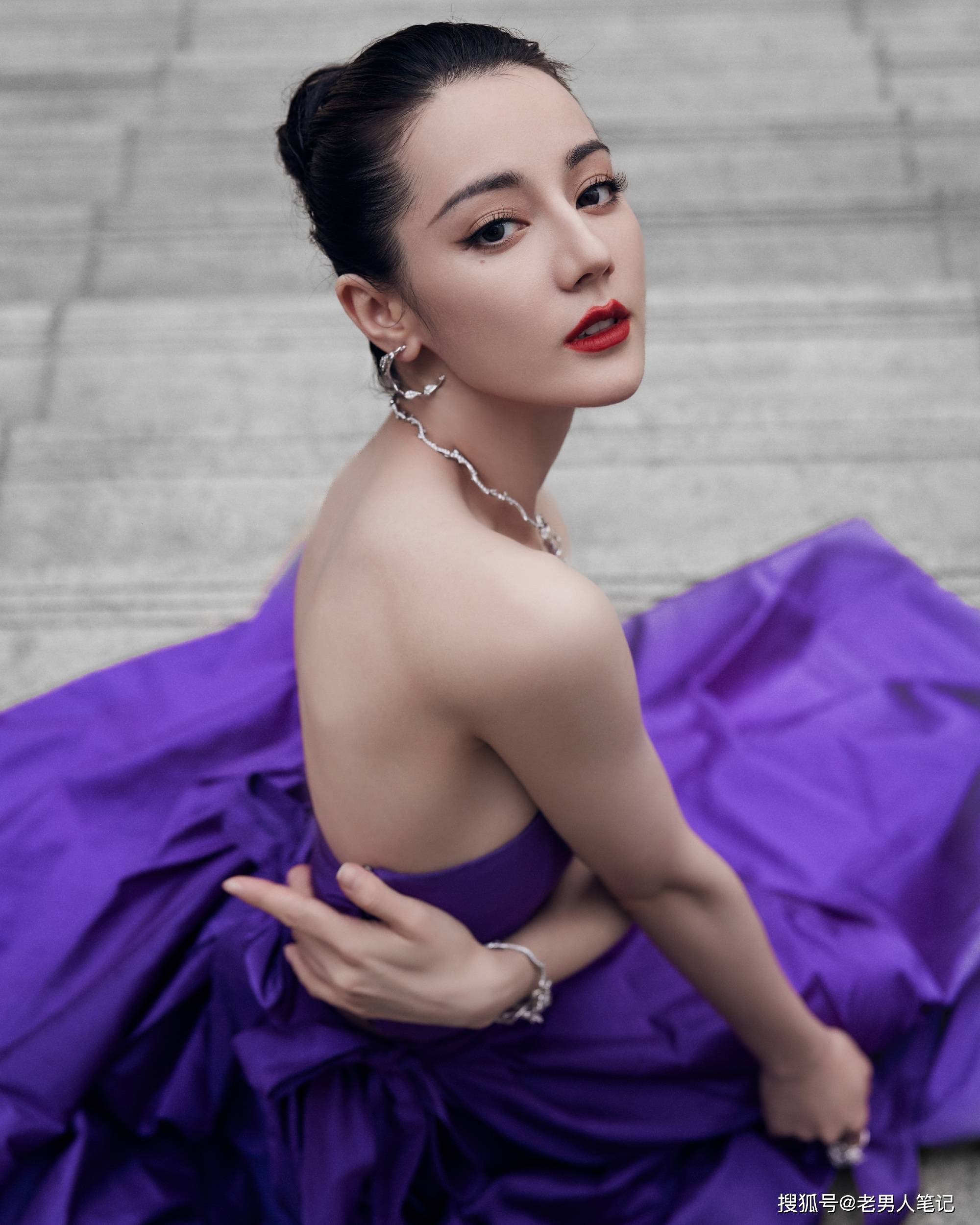 迪丽热巴蝴蝶骨好明显,高挽发髻,一袭紫色抹胸礼服裙贵气迷人_造型_时