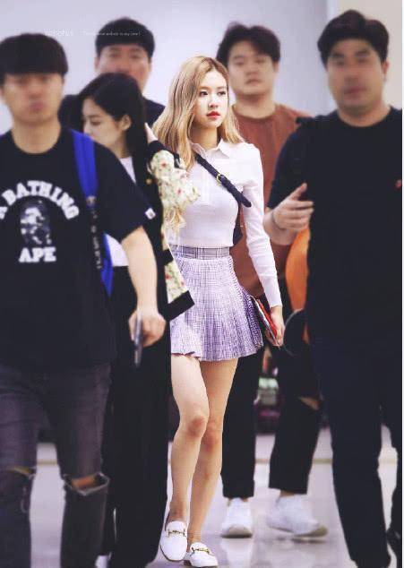 穿这么短的百褶裙来走机场,网友:有颜有料不简单_显得_的设计_下身