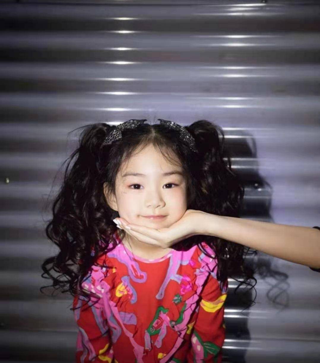 戚薇为女儿庆生,女儿lucky越来越像戚薇,小奶音萌化众人_李承铉_视频