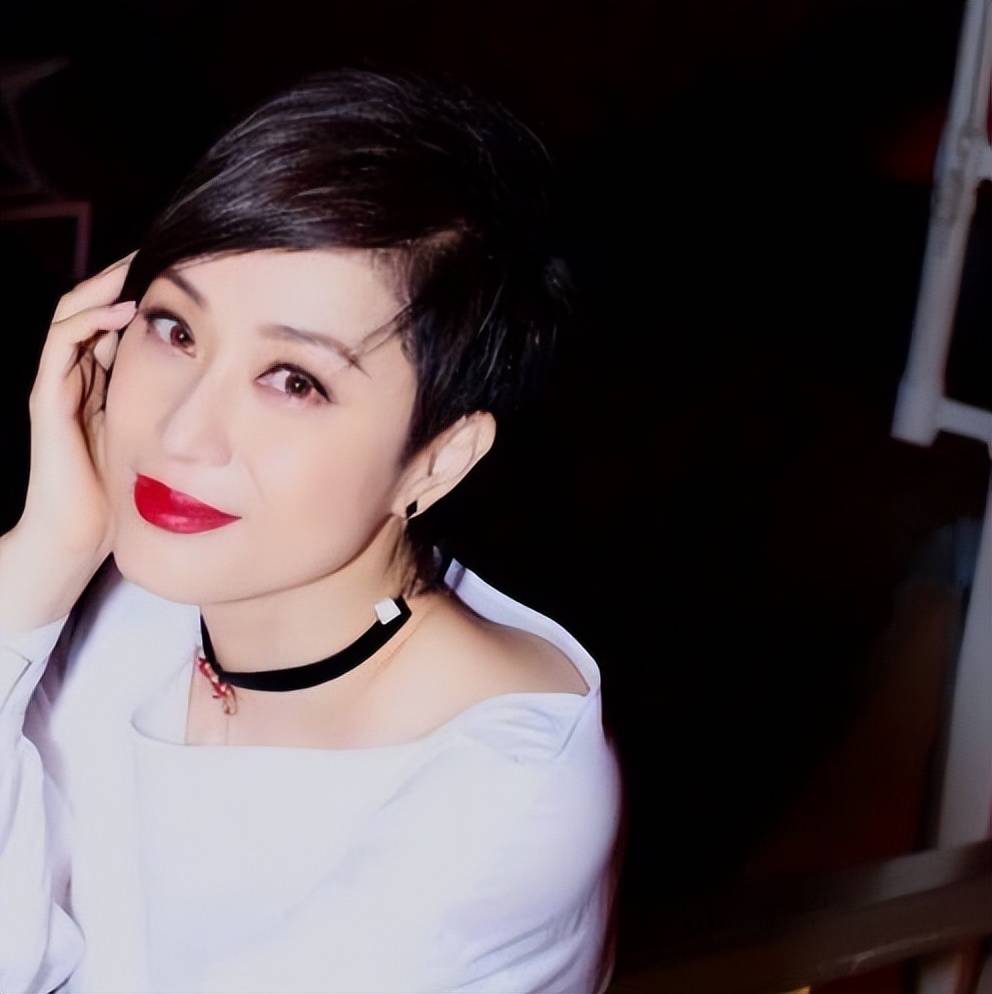 55岁女星自认还憧憬爱情,被闺蜜投诉恋爱脑也不在怕_陈法蓉_感情_对方