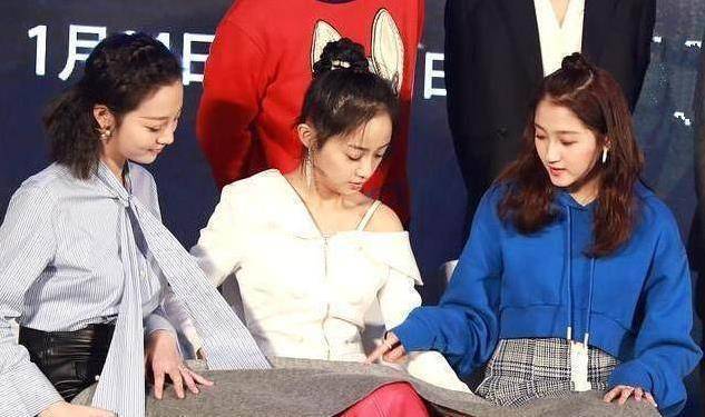 女星穿裙子"防走光"各有高招,霍思燕和杨幂的麻花腿真让人服气_坐姿