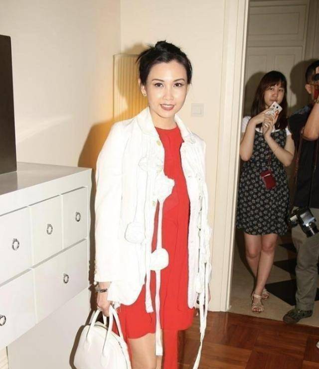 邱淑贞老了也漂亮,虽然打扮得很朴素,但依旧散发清纯气质_外套_什么_