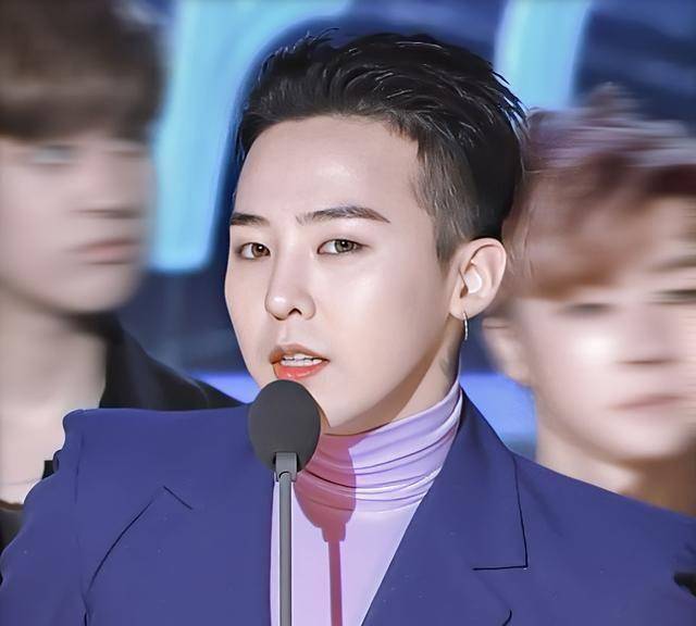 权志龙一件蓝色西装演绎出不同风格!帅气的人穿西装也那么迷人!