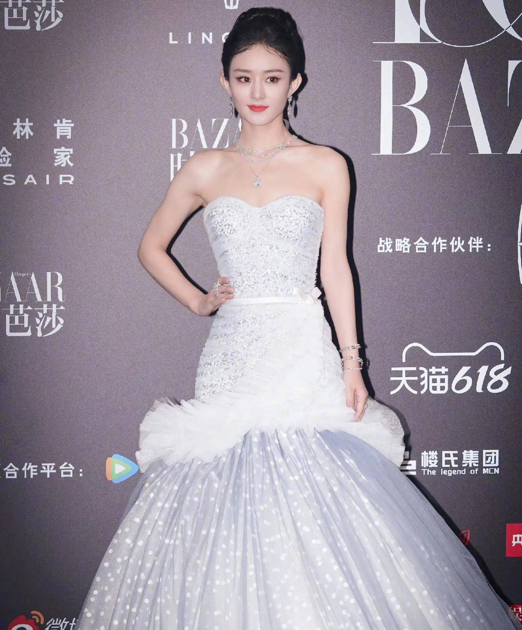 此外,赵丽颖这次依旧采用了素雅的风格,一袭拖地白色泡泡裙,一字肩露