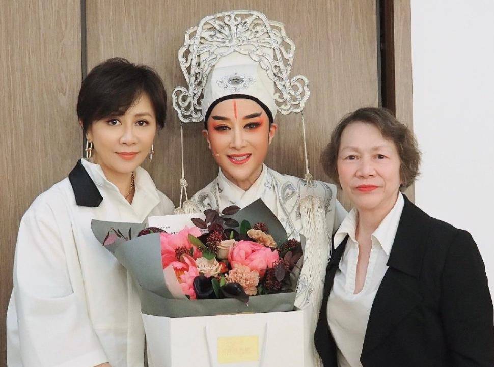 越剧发烧友刘嘉玲,追戏"茅山伯",发微博力挺引万人转发_茅威涛_香港