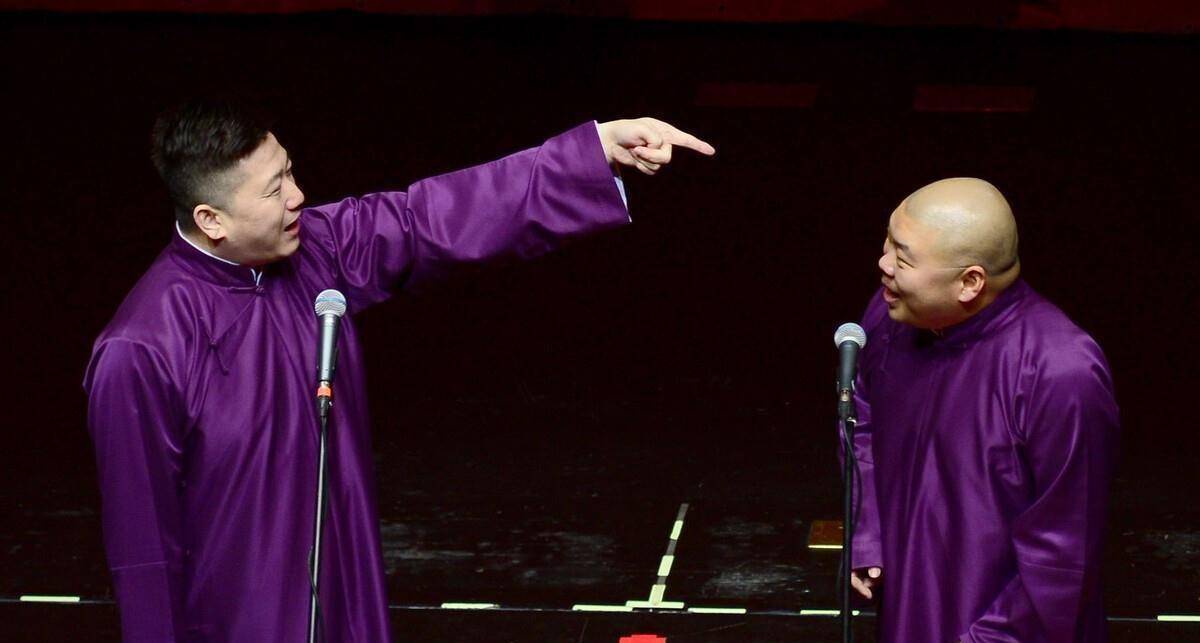 三哥孔云龙舞台之上砸挂,老郭:上新活了_郭德纲_演出_时候