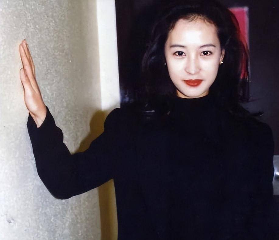 黎美娴:背负加入梁朝伟骂名,被指抢蓝洁瑛的角色,现在过得如何_曾华倩