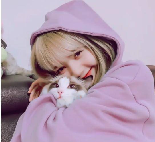 可人红是非多,有人爆出jennie曾霸凌lisa.