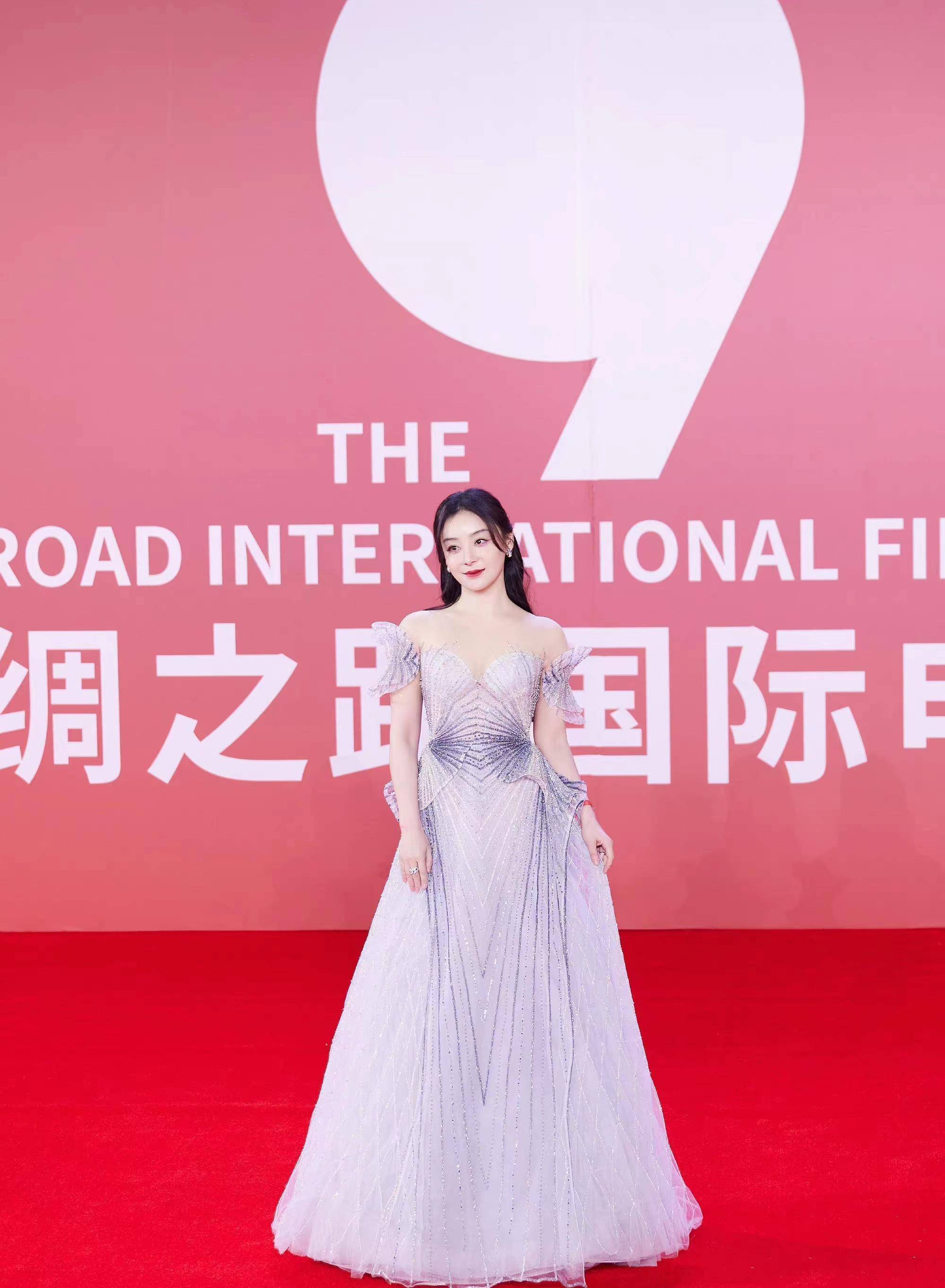 袁姗姗现身丝路国际电影节,一袭银色长裙亮相红毯,优雅大方!