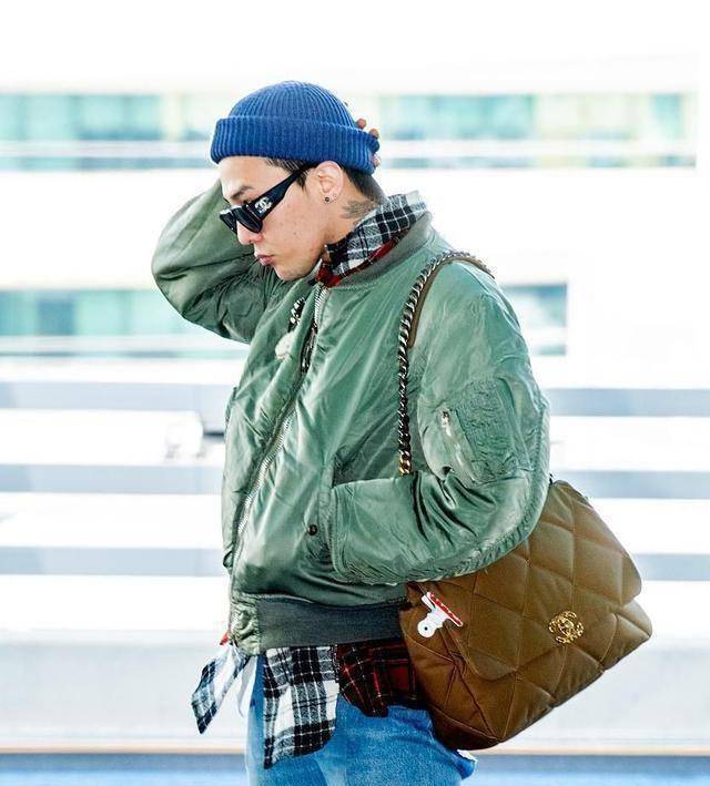 而且权志龙还加入了自己的设计,在包包上夹了一个小夹子,真的是个性