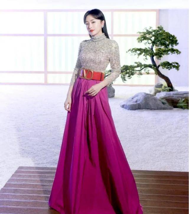 秦岚总是能让人如此惊艳,不露半分的礼裙也如此显身_亮片_元素_设计