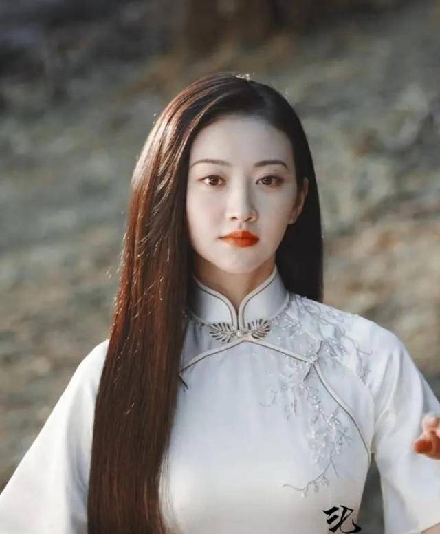 人间富贵花景甜:曾经退学北舞考北影,"背后金主"势必要让她红_公司