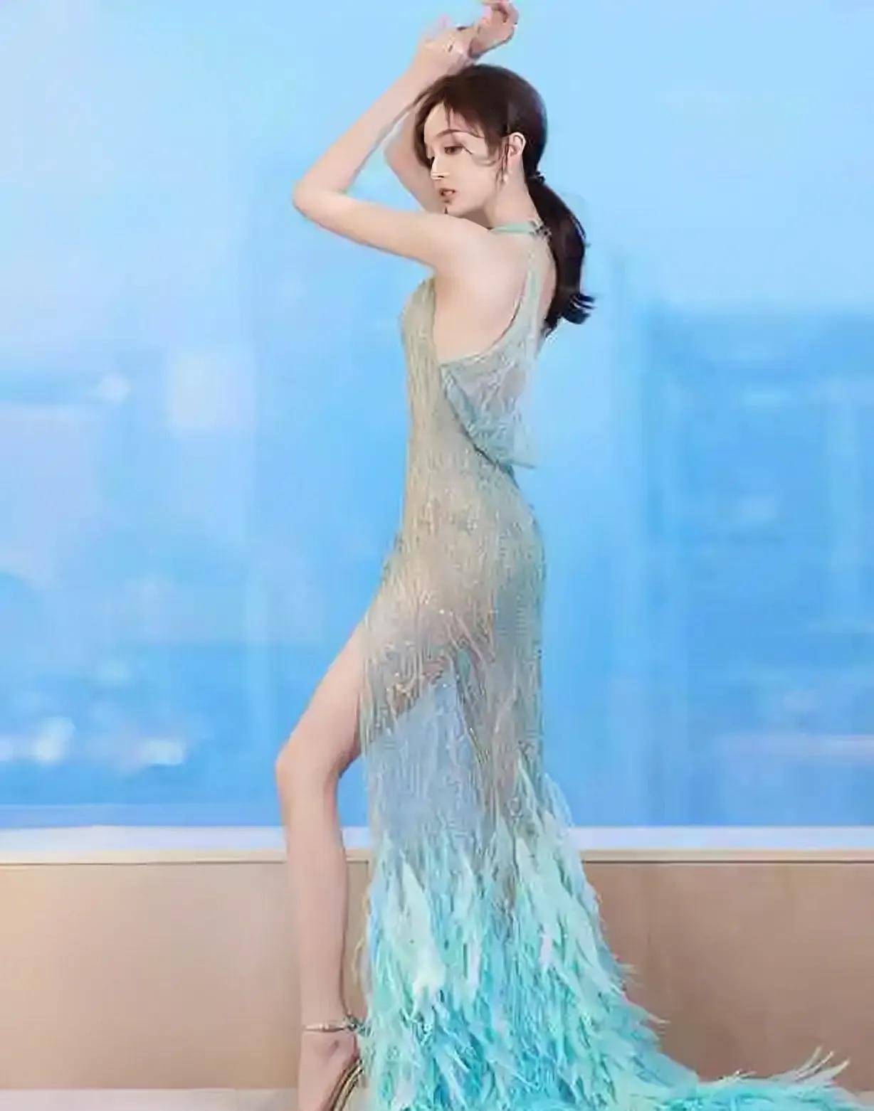 女明星走红毯争光,谁都敢穿,黄圣依穿深v裙惊艳全场!