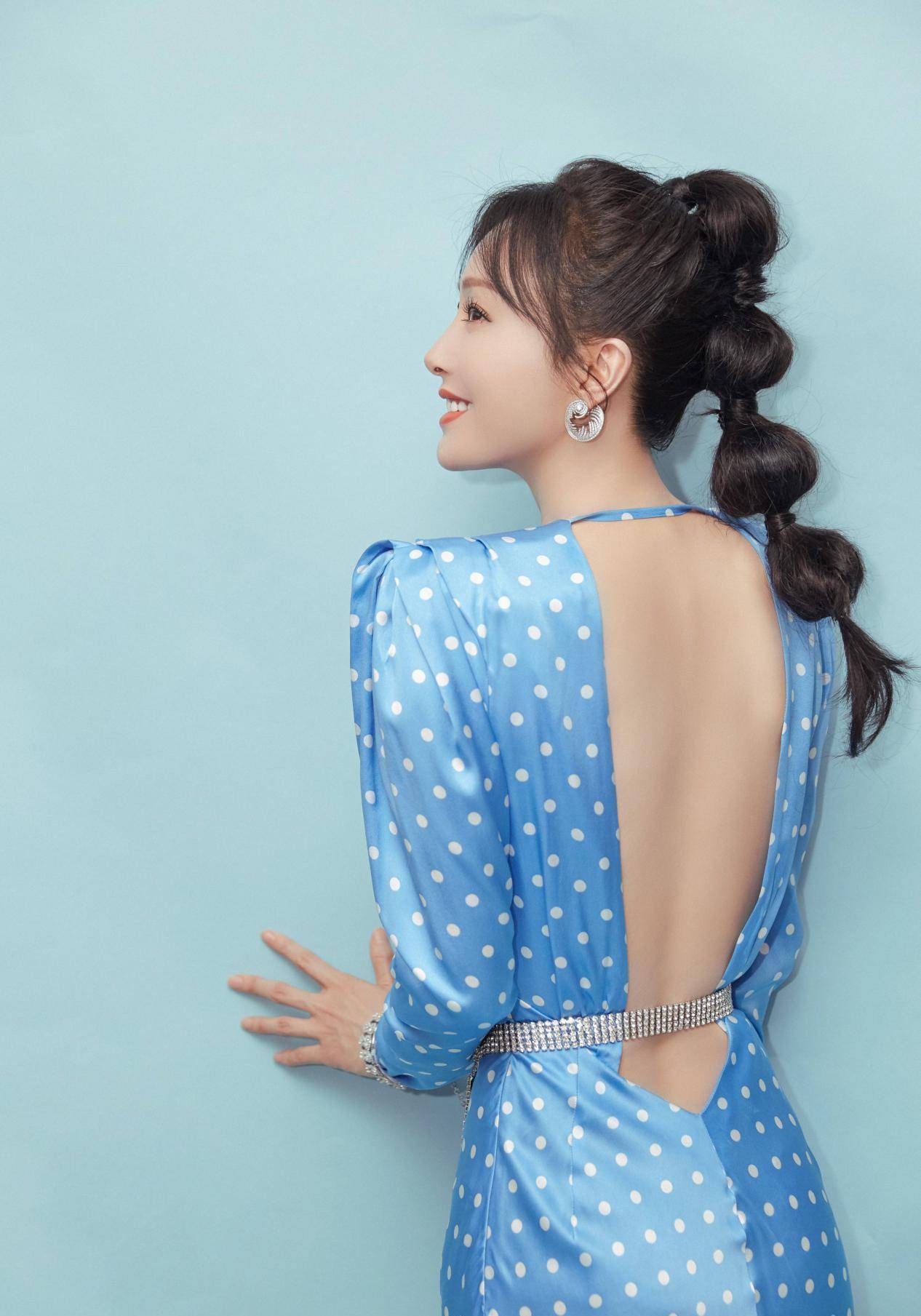 秦岚被应采儿带沟里,好好的淑女,穿衣时髦却无厘头扮"熊猫女"_气质_一