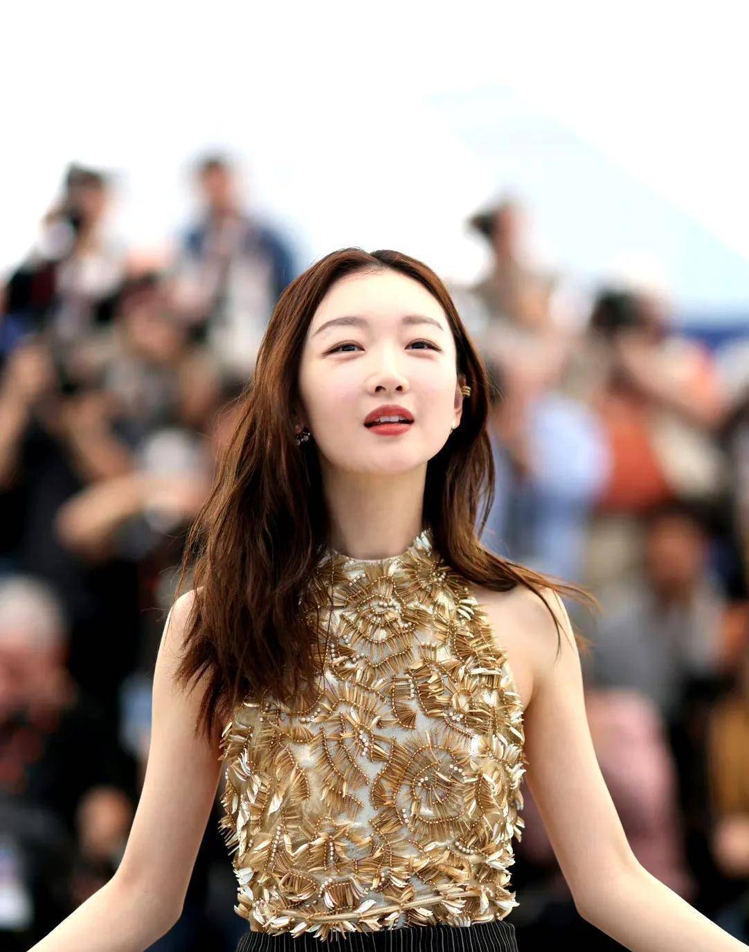 抱歉,这红毯救不了三金女星周冬雨!