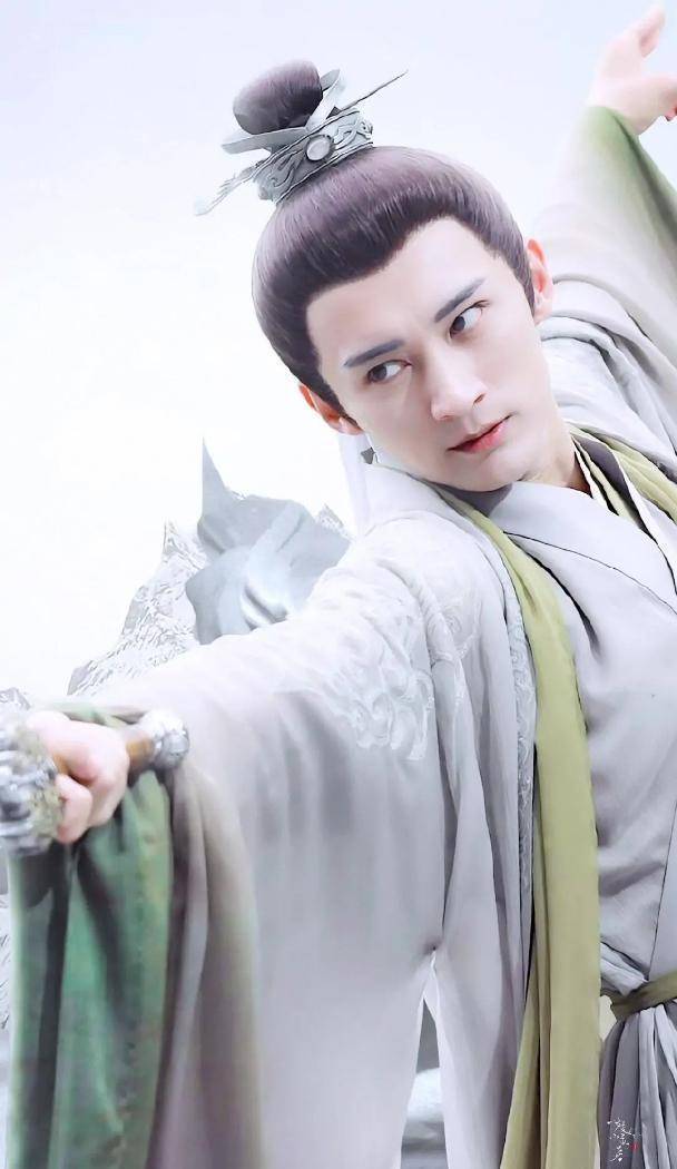 刘学义饰演的是拥有麒麟之身,身负万象令,可以轻易毁天灭地的妖帝斩荒