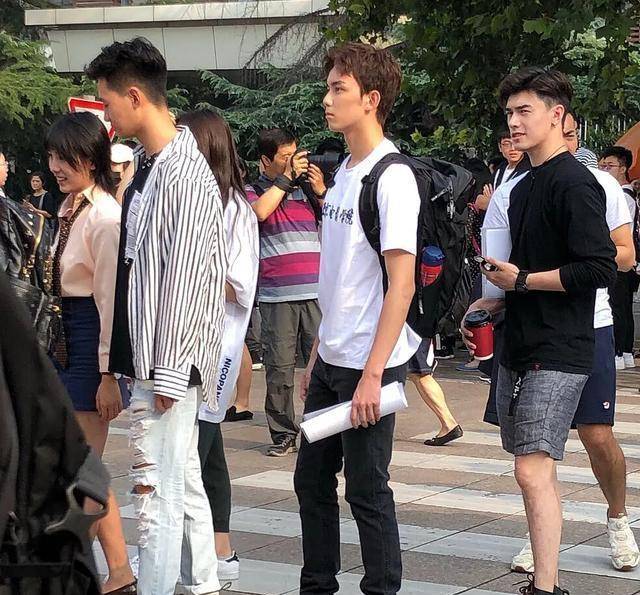 长相神似胡歌的新疆小哥哥拍写真,一身肌肉,据说还是吴磊室友_条件