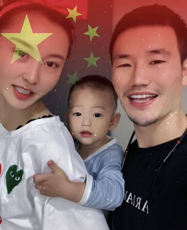 谢孟伟夫妇开400万豪车约会,结婚4年连着生俩,没空过下二人世界_生活