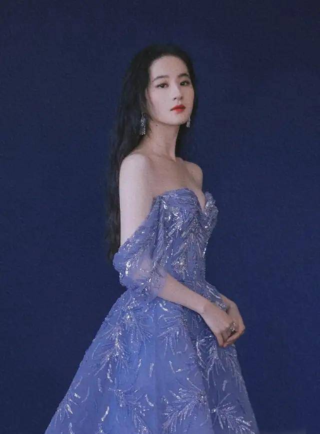 刘亦菲溜肩穿礼服不好看 那是你没有看过红毯上她这六次高光时刻_时尚