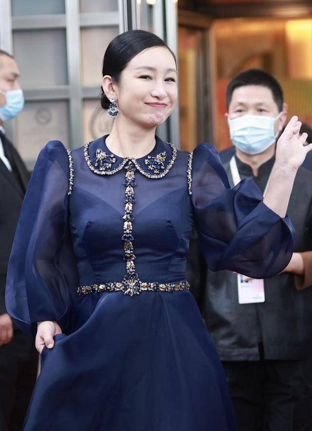 秦海璐的搭配很年轻,灯笼袖的服装很有少女感,修身效果也不错_裙子