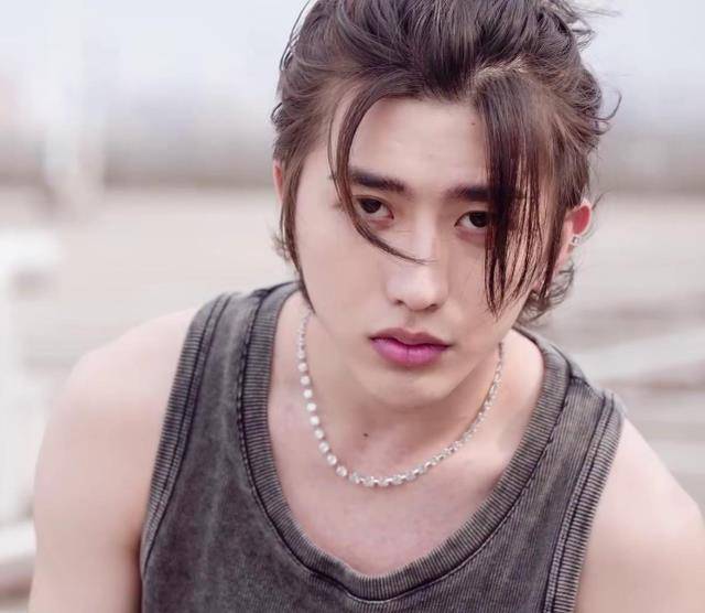 留胡子,绑辫子,穿背心露肩膀,这就是蔡徐坤理解的"硬汉风"?