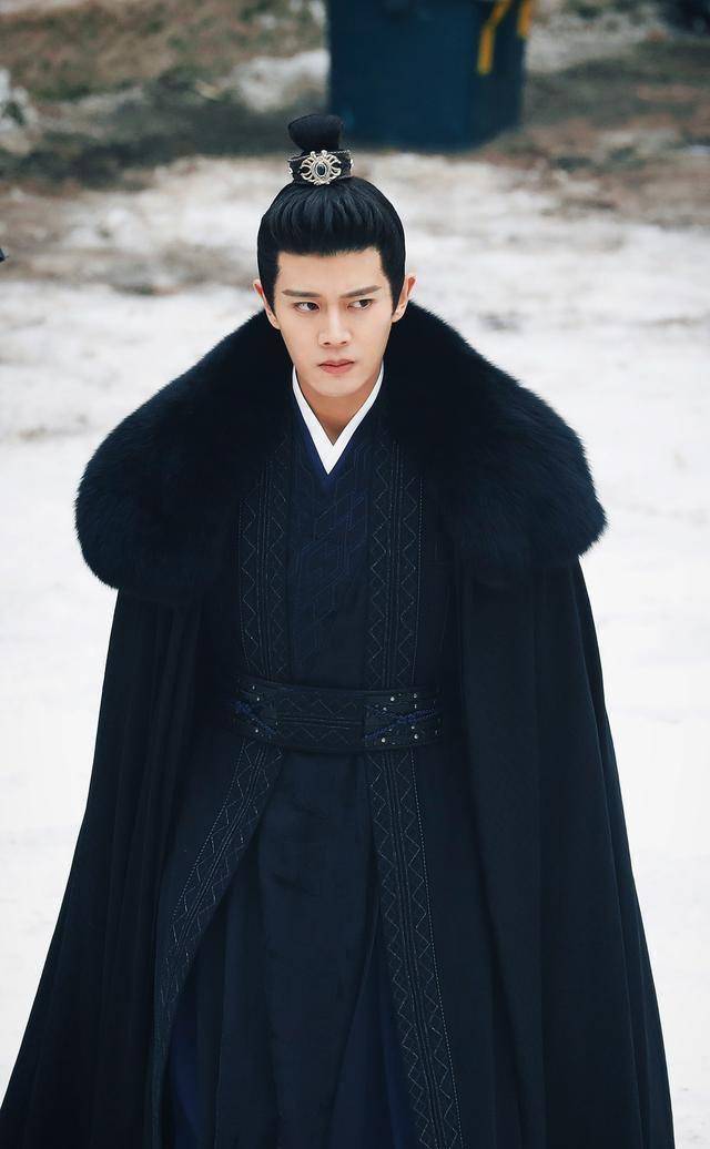 任嘉伦迎光鲜时刻!