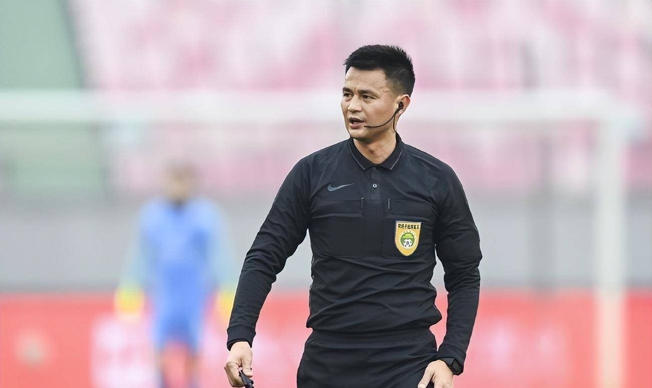 中超名哨再惹争议:关键点球全部偏向上港,球迷称黑哨_比赛_李海新