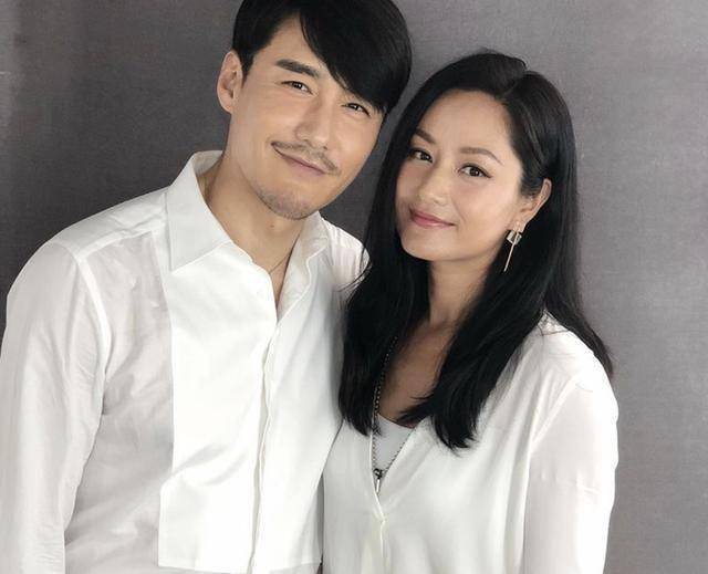 瞿颖晒与胡兵17年前后对比照,两人容颜未改,互动十分温暖!