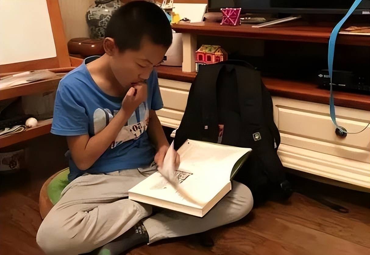 原创            小学盛行“奶屁文学”，家长看后直皱眉，尴尬到脚趾抠出三室一厅-给小学生看的音乐类视频