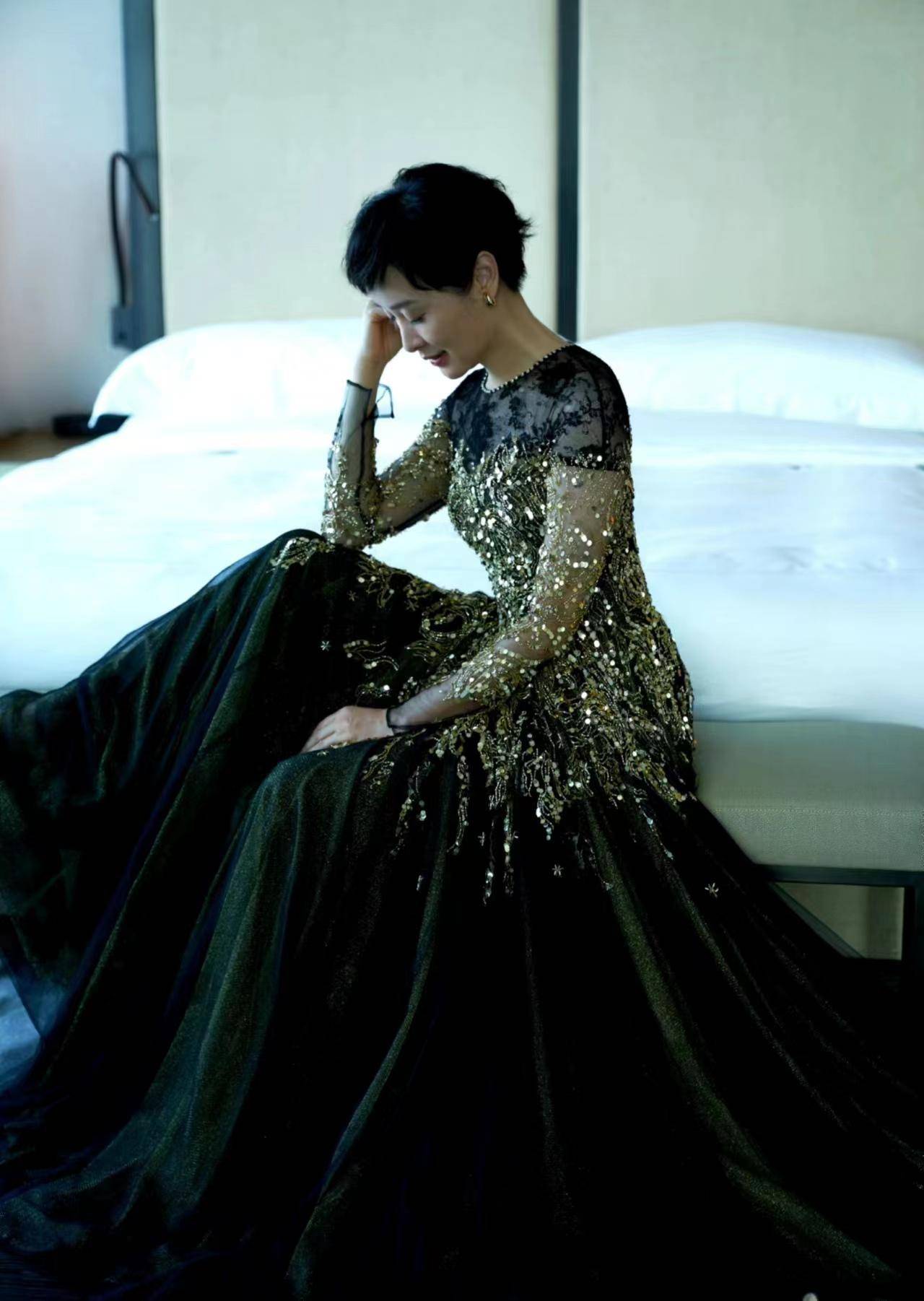 吴越亮相我们影视之夜,穿黑色刺绣亮片纱裙走红毯,端庄优雅!