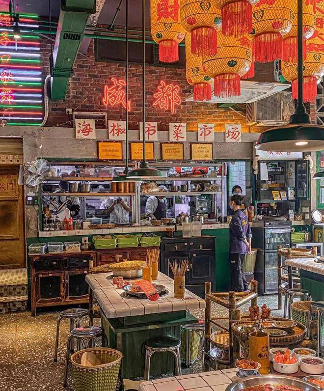 市井风火锅的装修,以还原八九十年代的街道,商铺,车站为主,能让顾客