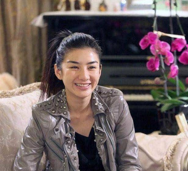 晒晒黄奕如今住的豪宅,客厅还摆放着佛像,看来生活无欲无求了_感觉