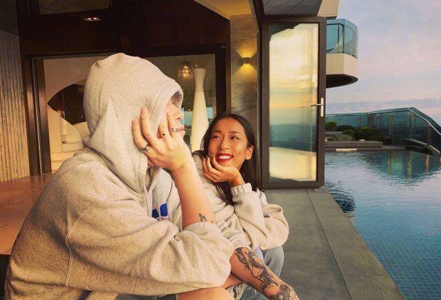 吉克隽逸晒出助理合影,被指很般配像极了情侣_眼神_配文_动作