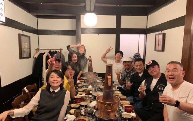 时隔15年,王宝强再与刘德华同框,现身唐探3剧组聚餐是有彩蛋吗_网友