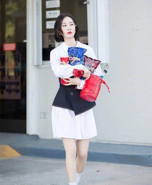 舒畅坐在凳子上显腿长,她真的太会打扮了!_感觉_照片_时装周