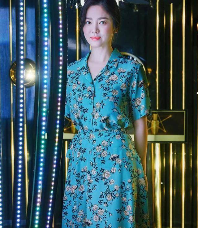 宋慧乔不老女神形象覆灭,一身复古碎花长裙毁颜值,少女变大妈_连衣裙