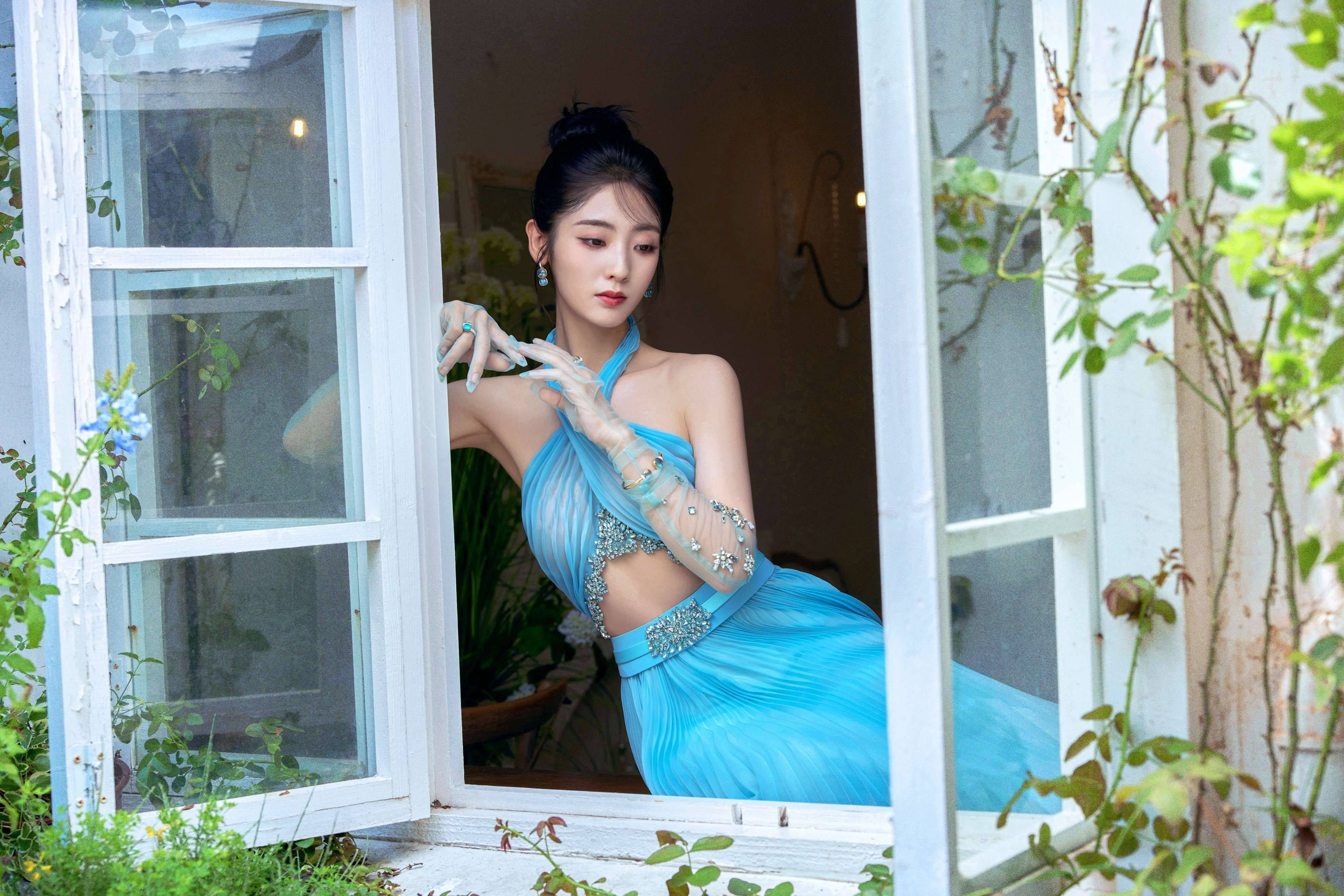 邢菲蓝色条纹连衣裙性感写真_的设计_肌肤_裙摆