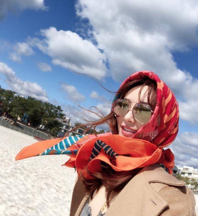 沈腾姐姐晒旅游美照,气质俱佳自带高级感,网友:还好和弟弟不像_沈娜