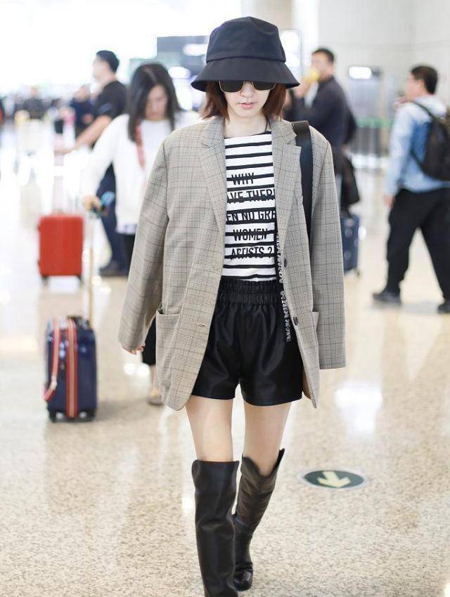 身高167cm的王丽坤,短裤搭配过膝长靴走机场,大长腿吸睛!