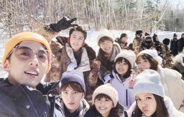 沈月晒剧组搞怪合照,网友:终于不用捆绑我胡一天了!_清纯_吐槽_观众